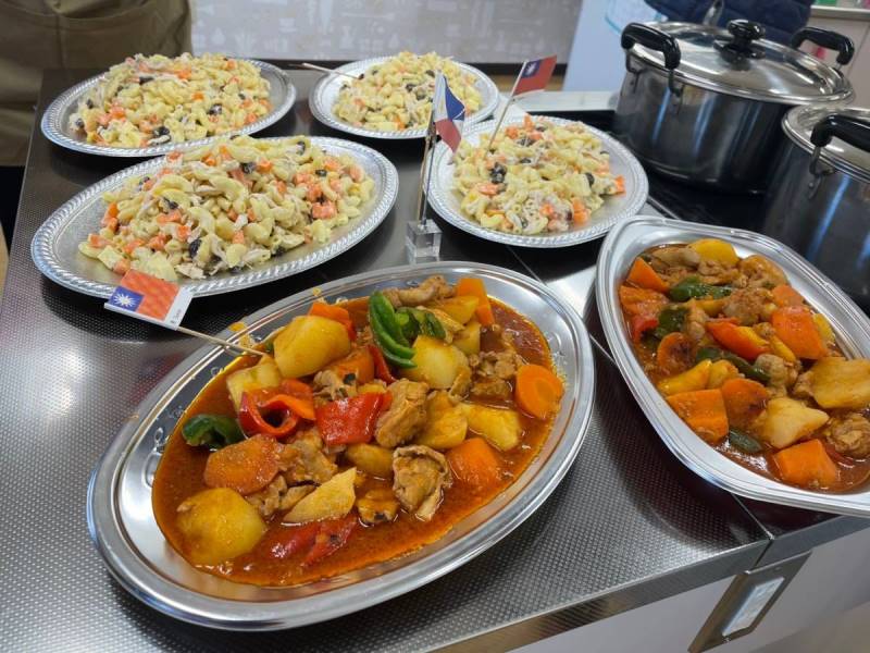 野菜とチキンとトマトの煮込み、チキンマカロニサラダ（フィリピン）