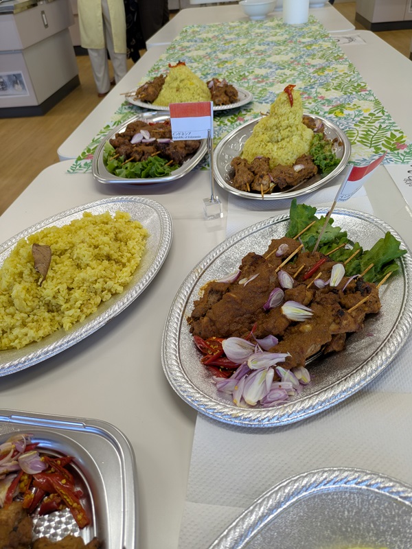 ターメリックライス、サテー（焼き鳥）（インドネシア）