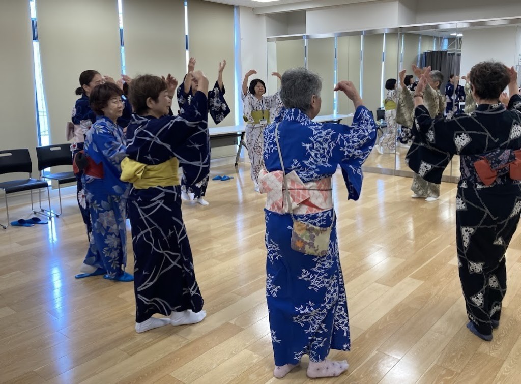 着付けの後は輪になって柏踊り