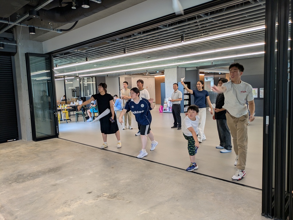 麗澤大学・紙飛行機競争