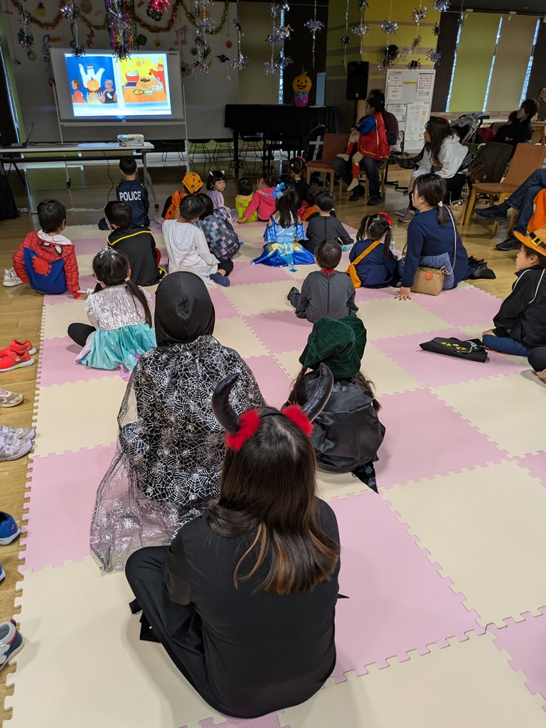 Halloweenの絵本を読む子供達