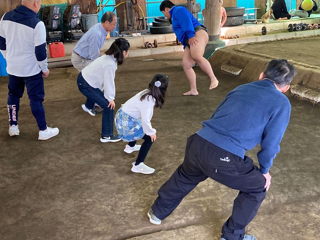 稽古見学の後、四股ふみを体験しました