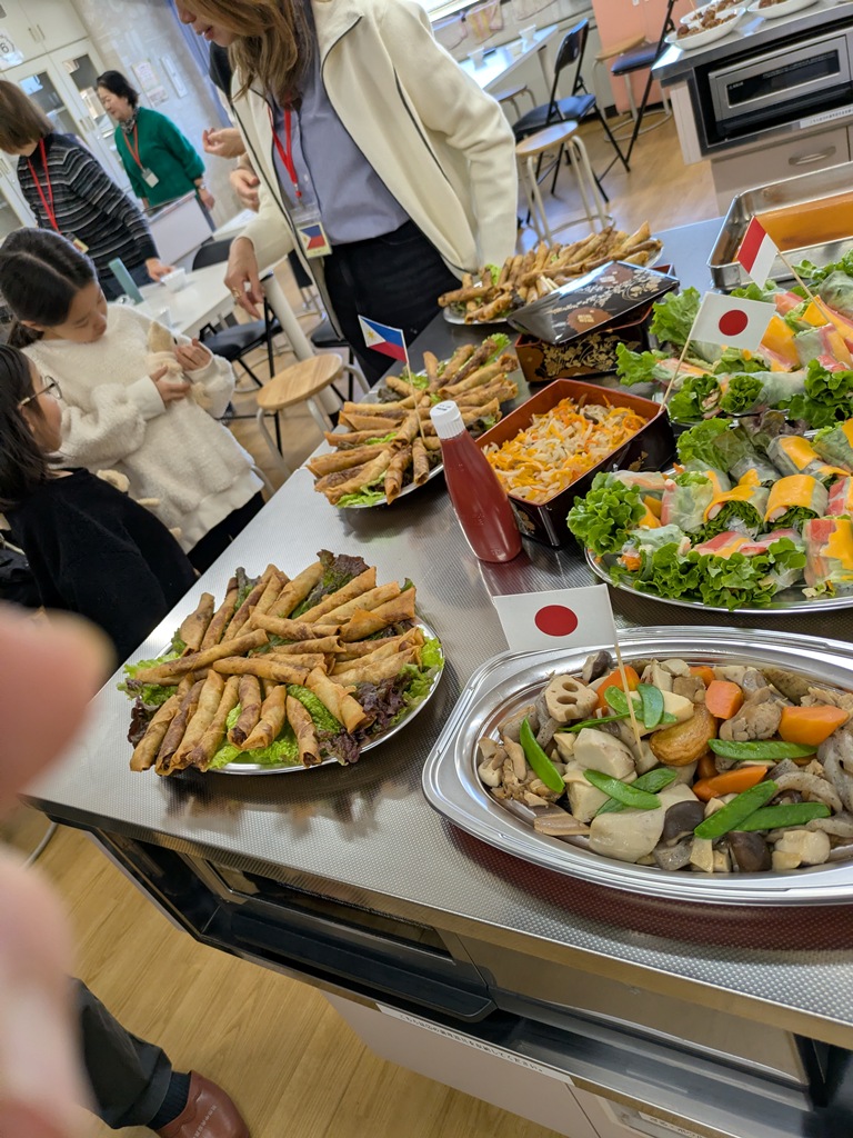 フィリピンの春巻き、インドネシアの生春巻き、日本の煮しめ、五目なます