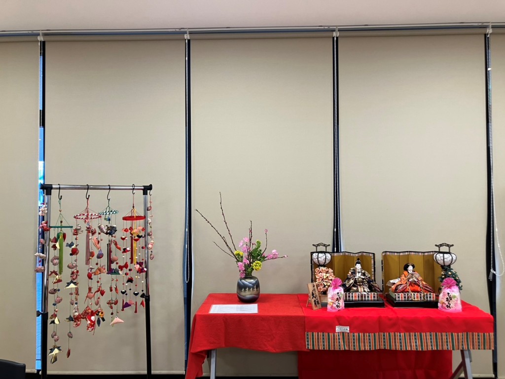 お雛様と桃の花のディスプレイ