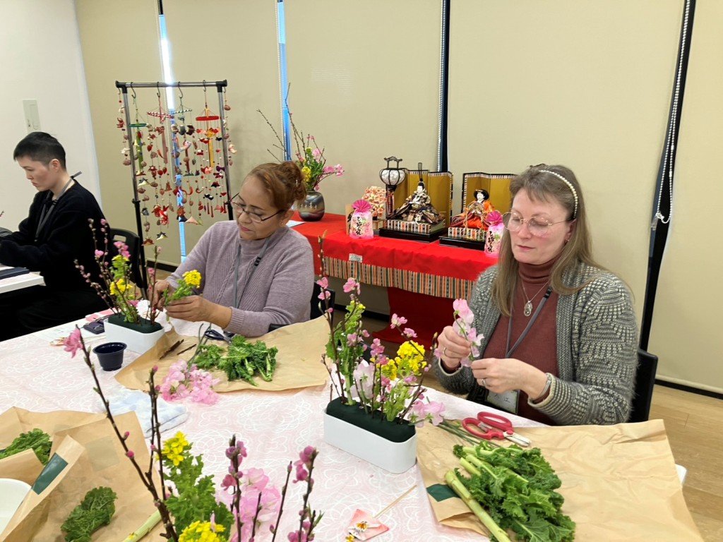お花をオアシスに挿していきます